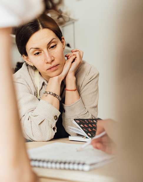 young-woman-listens-attentively-to-a-lecture-2026-01-06-10-12-00-utc-1
