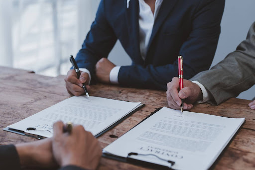 couple-signing-an-annulment-with-lawyer